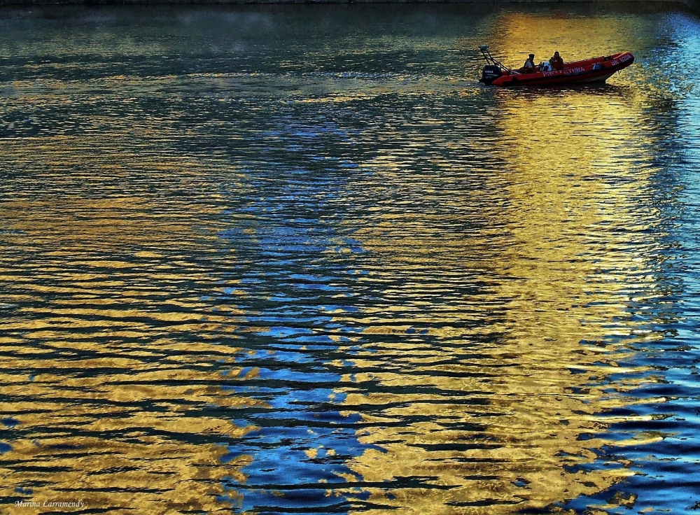 "Sobre aguas azul y oro..." de Marina Larramendy