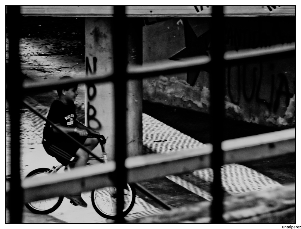 "Y la libertad era un chico en bicicleta" de Daniel Prez Kchmeister