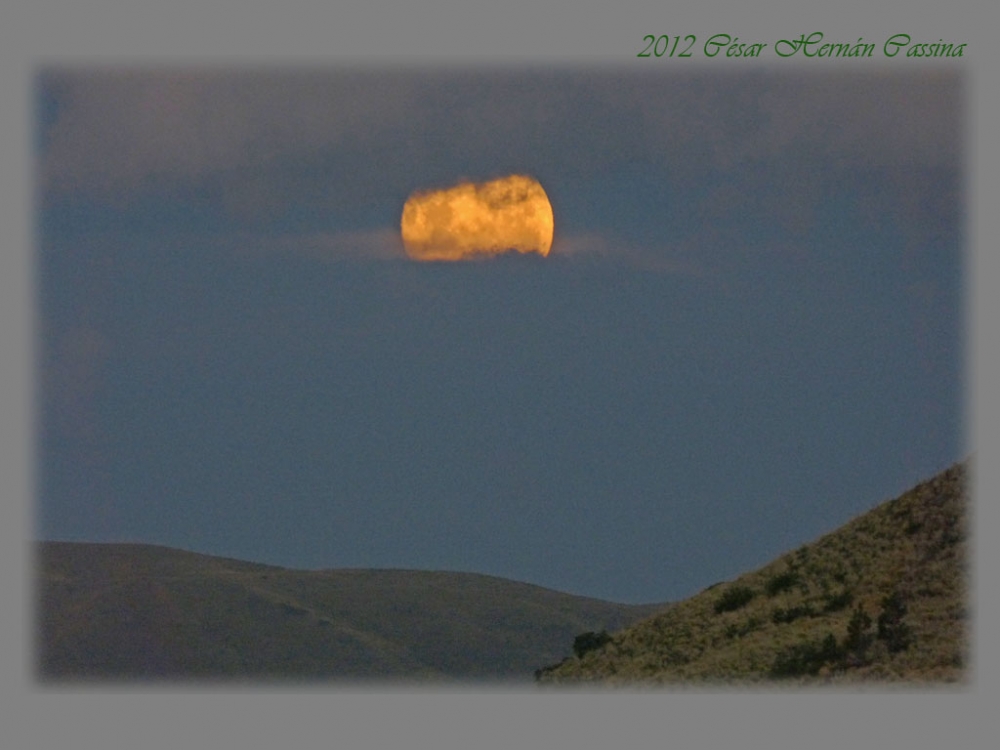 "Sunrise moon cloud" de Csar Hernn Cassina