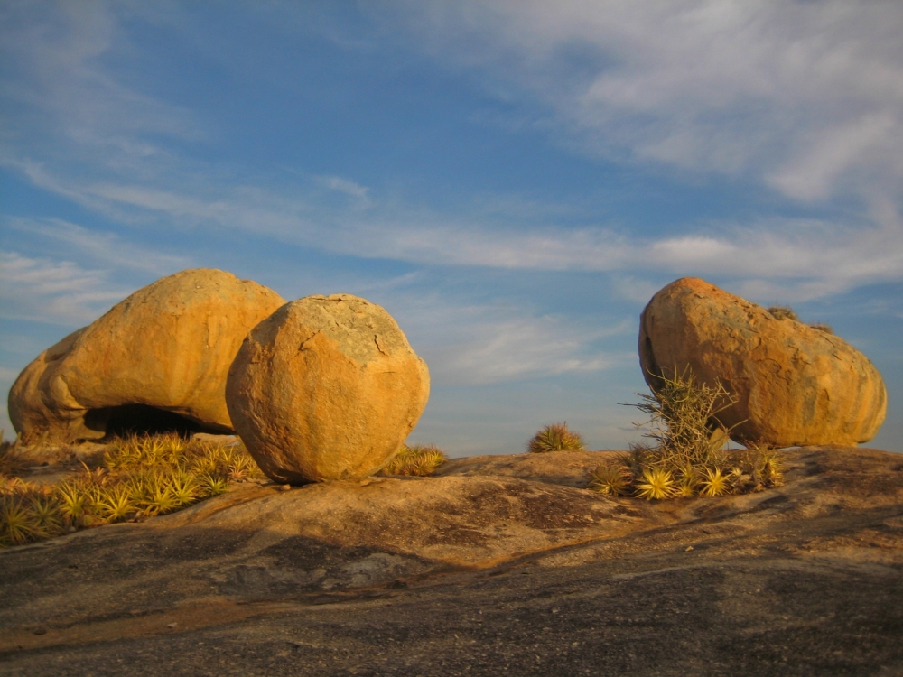 "Calentando rocas" de Luis M G Reyes