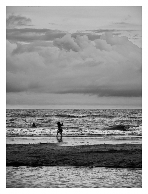 "Jugando con las olas" de Analia Coccolo