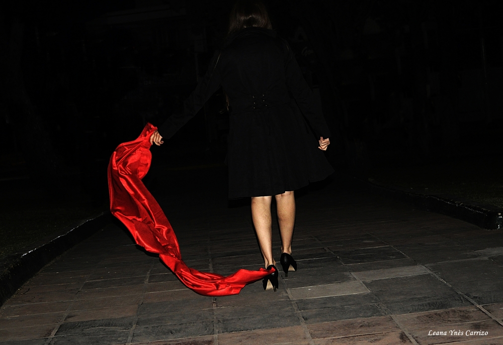 "La mujer del pañuelo rojo" de Leana Ynés Carrizo