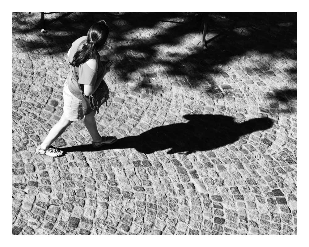 "Ella y su sombra" de Analia Coccolo