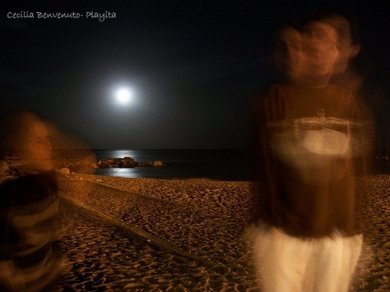 "Dos fantasmas y la luna..." de Cecilia Benvenuto