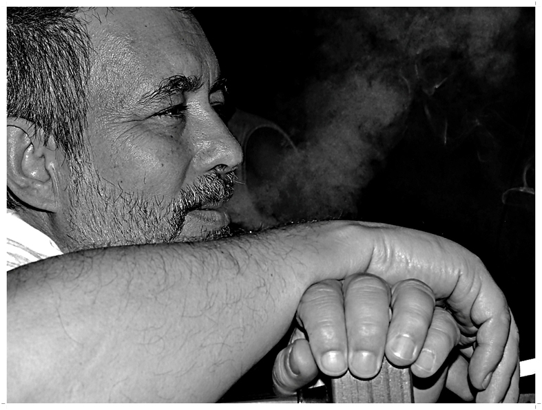 "Jugando con el humo." de Claudio Nicastro
