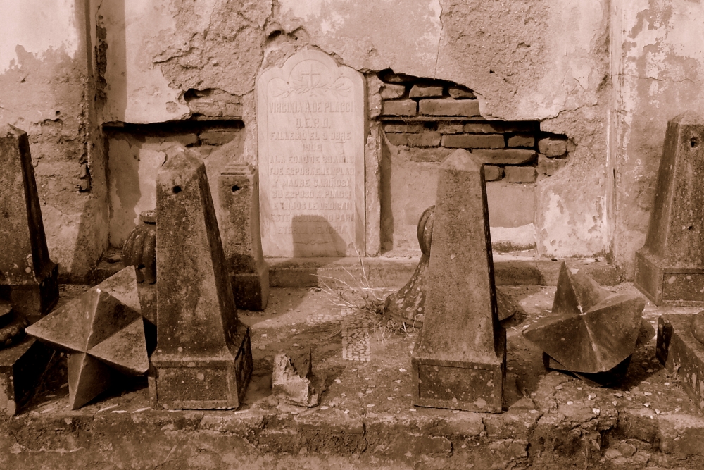"cementerio en ruinas..." de Maria Del Carmen Aguilera