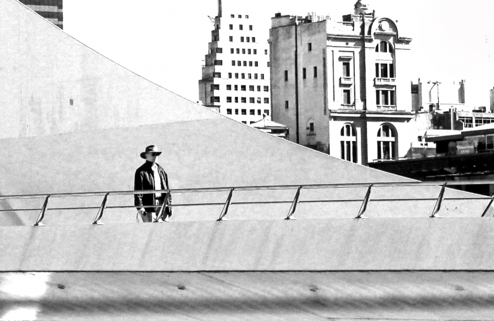 "En el puente con sombrero" de Elizabeth Gutirrez (eligut)