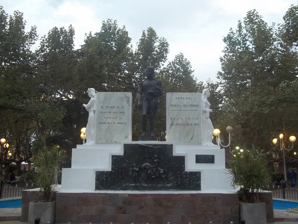 "Monumento al Gral Belgrano en Jose C Paz" de Guillermo Adaro