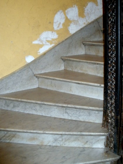"viejas escaleras de marmol..." de Tzvi Katz