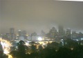 noche de niebla en la ciudad