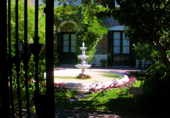 "viejo patio en Colonia, Uruguay." de Tzvi Katz