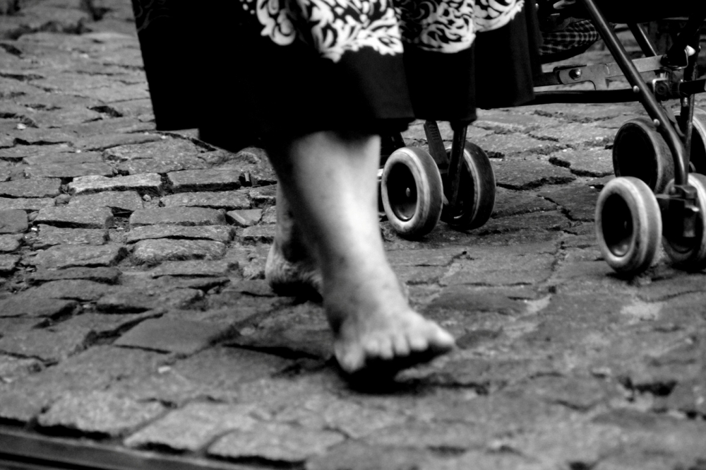 "la mujer descalza" de Andrea Cormick