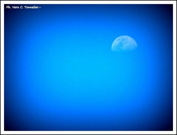 "Luna en pleno cielo azul! Maravillas de este Mundo" de Vero C. Tonnelier