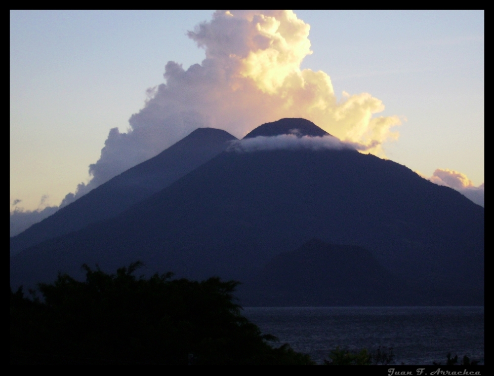"volcanes al amanecer" de Juan Francisco Arrachea