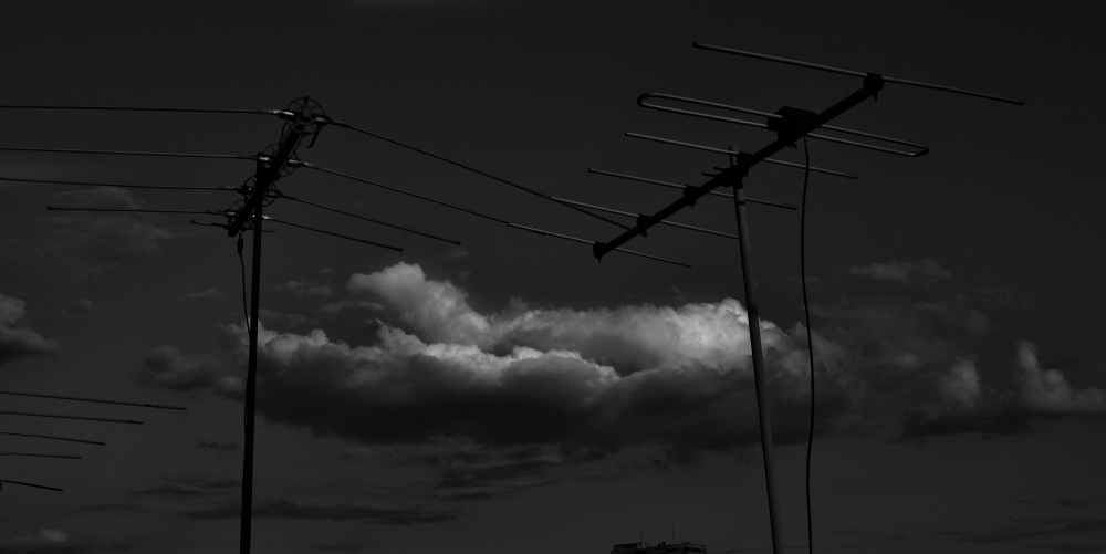 "Dos antenas nube" de Guillermo Toso Stolbizer