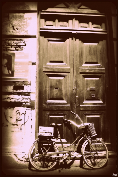 "Una bici sobre la fachada" de Bea Albornoz - ( Beazulina )