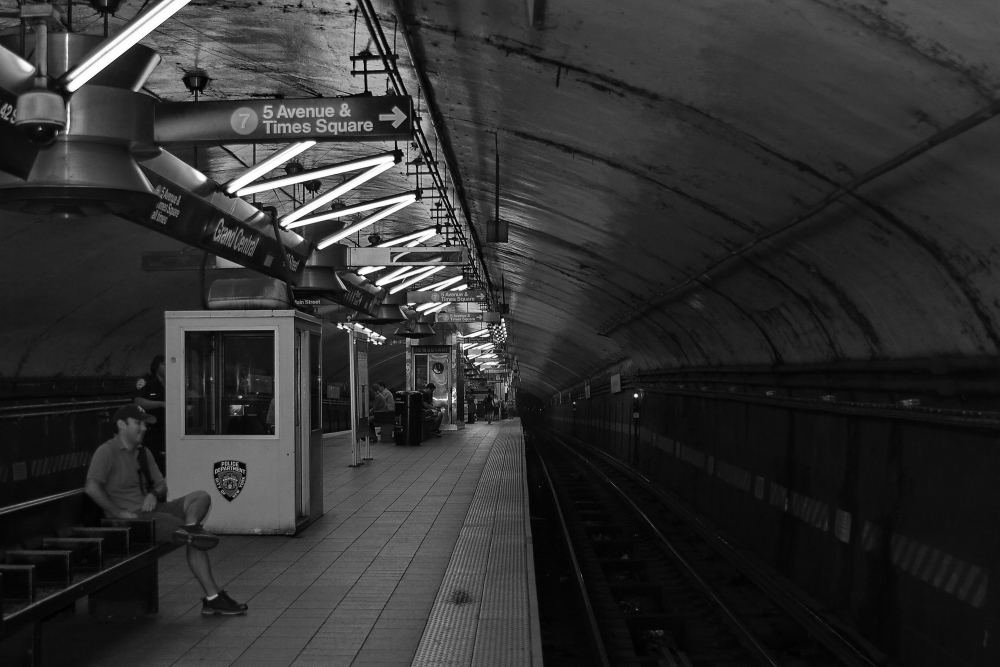 "metro NY" de Adrin De La Paz Rodrguez