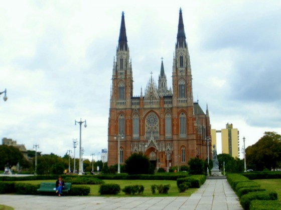 "La catedral de la ciudad de La Plata" de Tzvi Katz