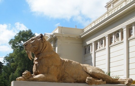 "guardian frente al Museo de La Plata" de Tzvi Katz