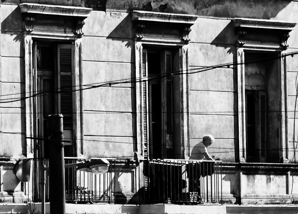 "En el balcon" de Analia Coccolo