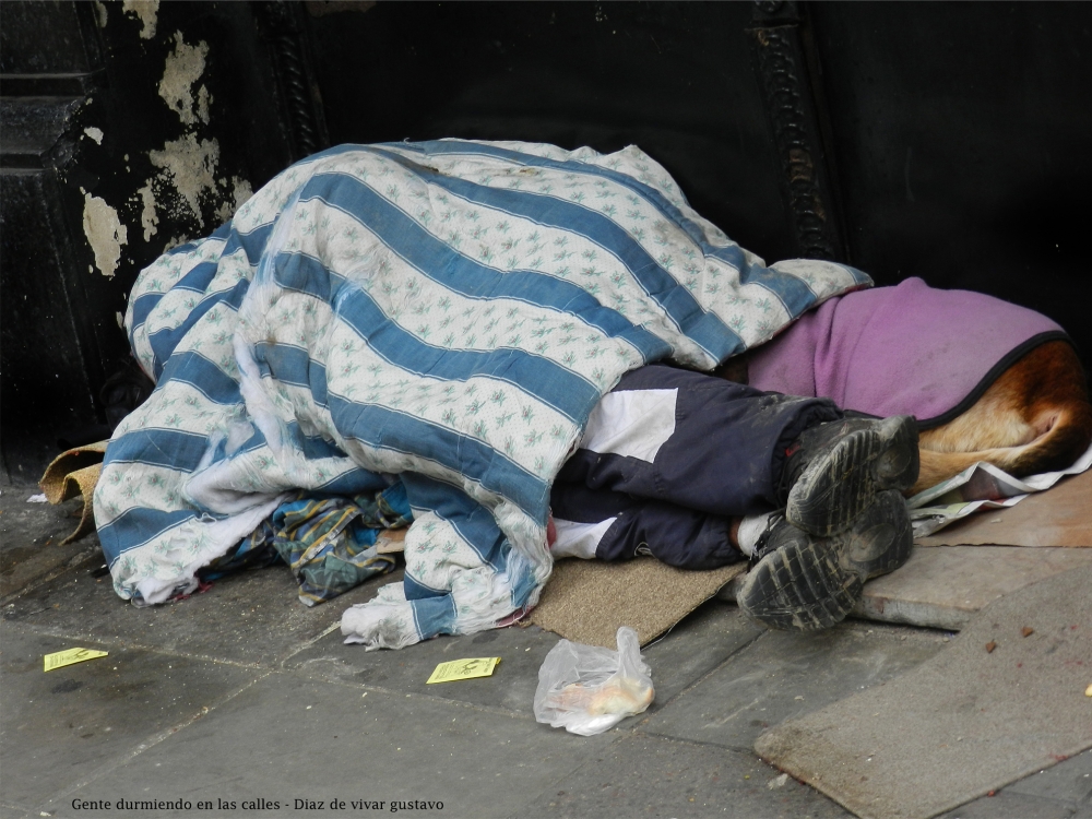 "gente durmiendo en las calles II" de Gustavo Diaz de Vivar