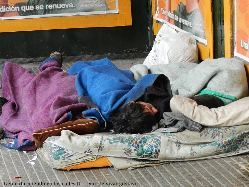 "Gente durmiendo en las calles III" de Gustavo Diaz de Vivar