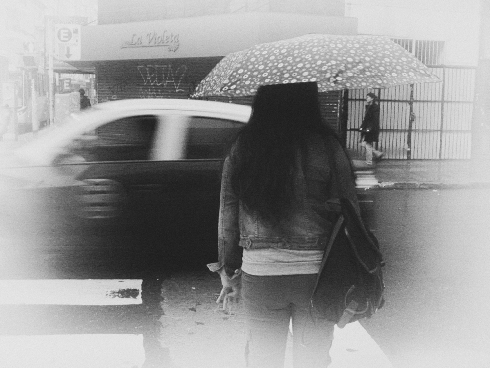 "Ausente bajo la lluvia" de Analia Coccolo