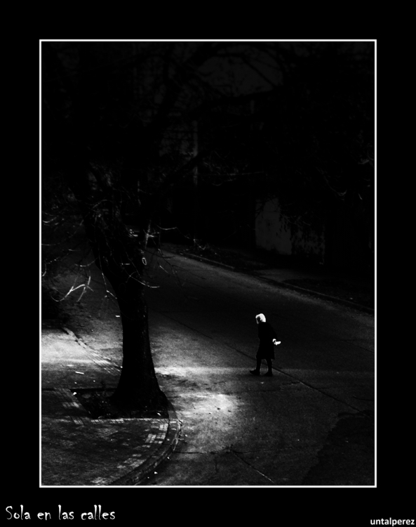 "Sola en las calles" de Daniel Prez Kchmeister