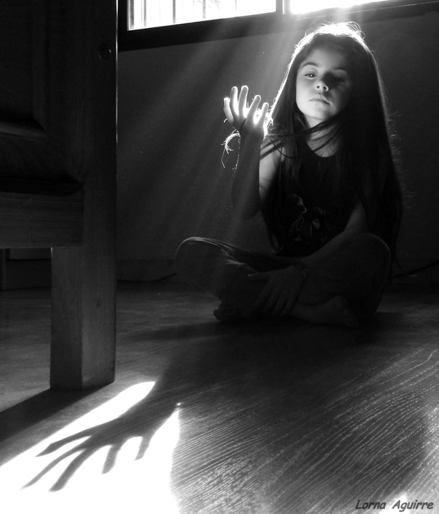 "Jugando con la sombra y la luz" de Lorna Aguirre