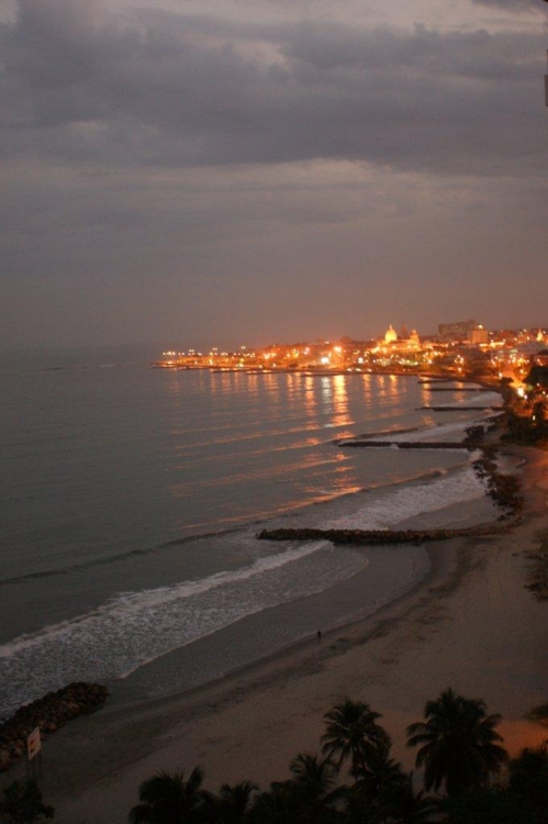 "Vista nocturna de Cartagena de Indias" de Carlos Alberto Izzo