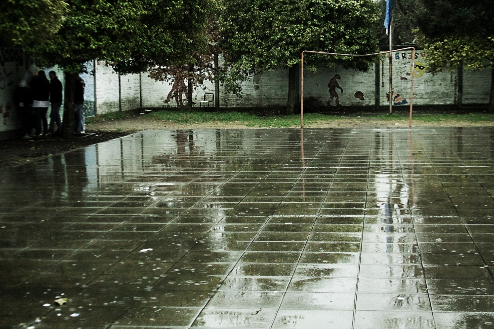 "rains in the schoolyard" de Carmen Nievas