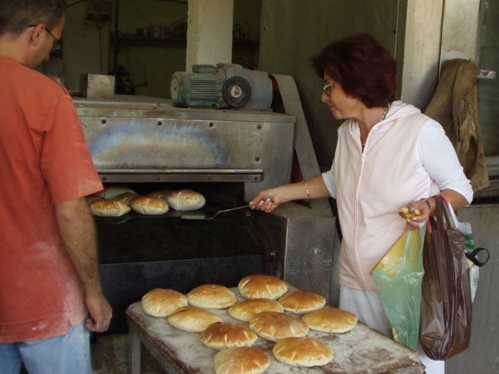 "procesando pitas (pan arabe)..." de Tzvi Katz