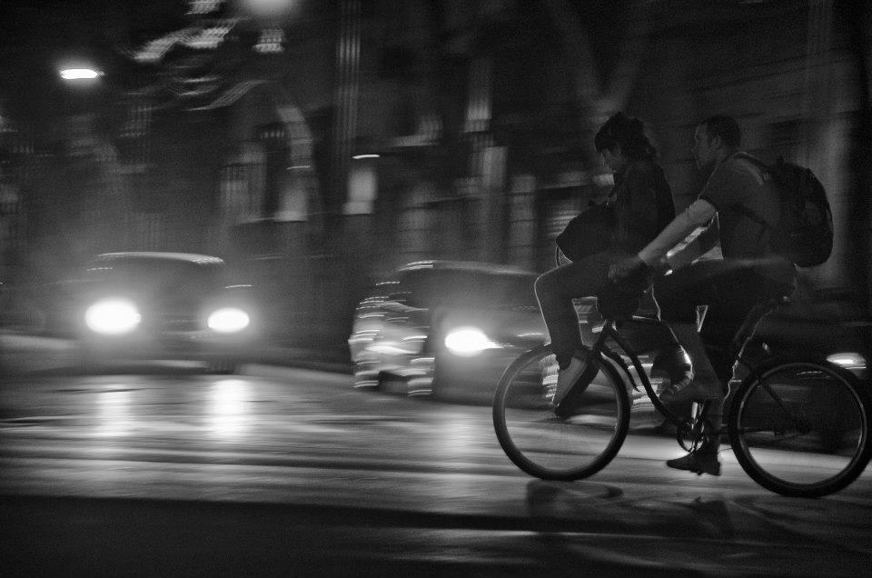 "cyclists at night" de Analia Coccolo