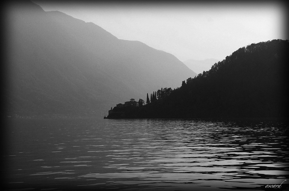 "Contraluces en el Lago Como" de Oscar Roberto Domnguez