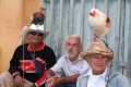 3 jubilados cubanos se ganan 1 peso con 2 gallos.