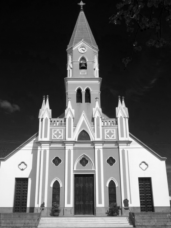 "Iglesia en blanco y negro" de Guillermo Adaro