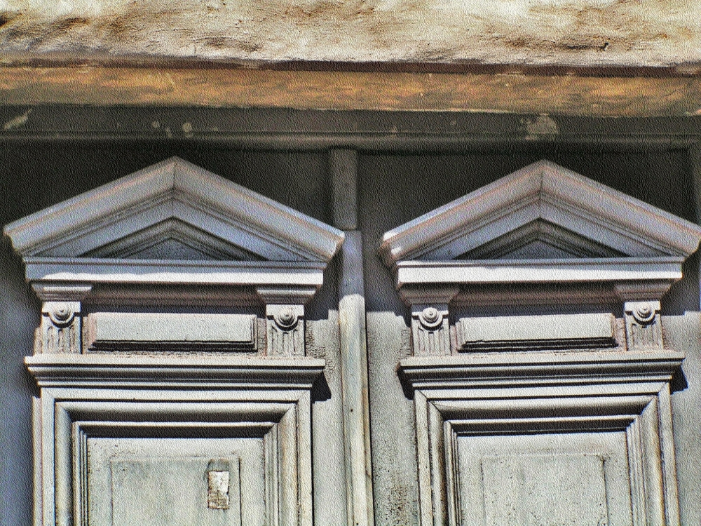 "Puerta doble antigua en Tucuman 1400" de Franco Guaraldo