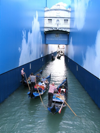 "Calle veneciana en azul y verde" de Eduardo Alberto Romero