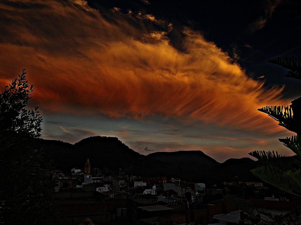 "atardecer con nube roja" de Pascual Navarro