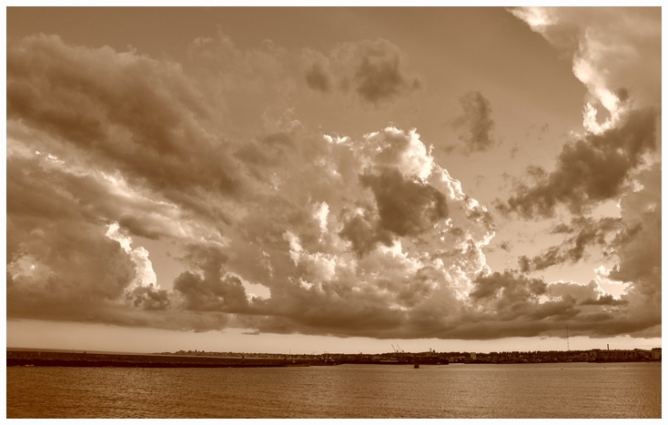 "Nubes sobre el Puerto de Mar del Plata" de Cristian de Los Rios