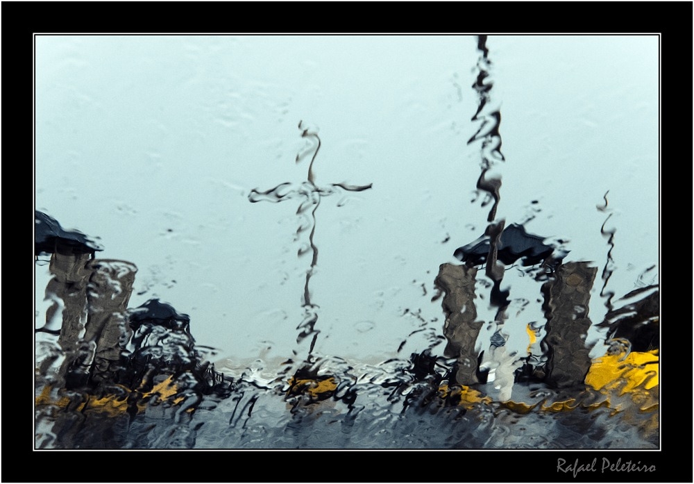 "Llueve frente al mar" de Rafael Peleteiro