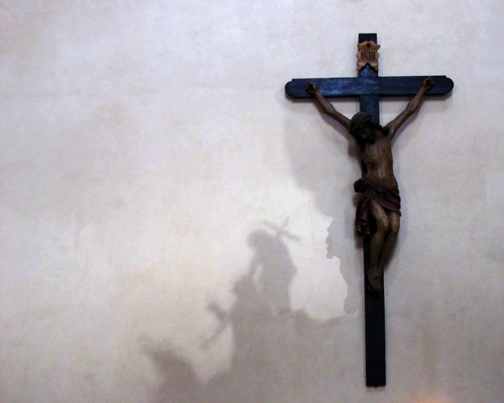 "La sombra de la crucifixion" de Armando Kazimierski
