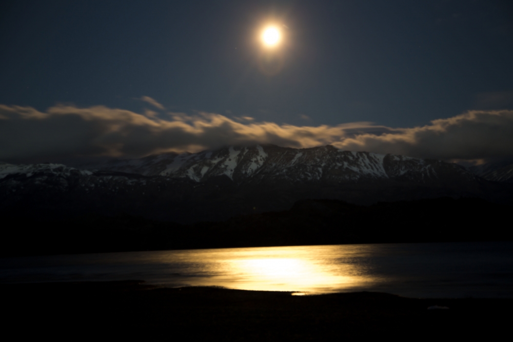 "Luna llena sobre el Lago Carrera Chile" de Eduardo Urcullu