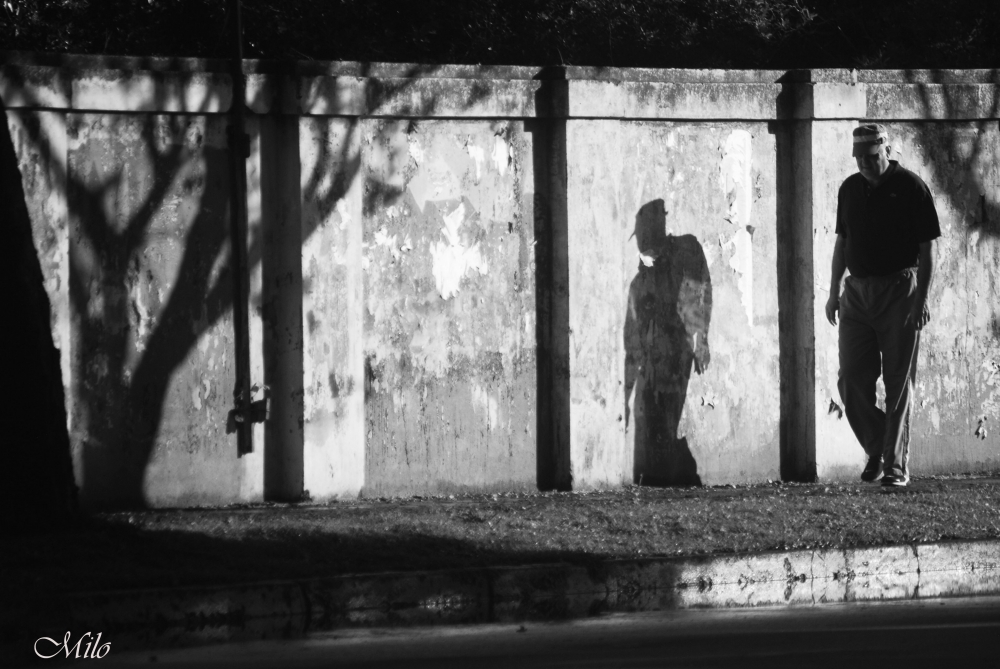 "`...solos,mi sombra y yo`" de Emilio Casas (milo)