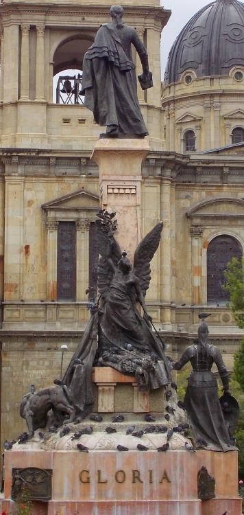 "Monumento" de Luis Fernando Altuzarra Bustillos