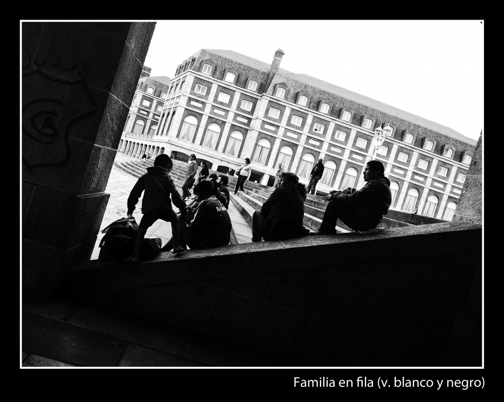 "Familia en fila (versin byn)" de Analia Coccolo