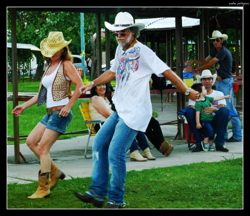 "Locos sueltos bailando country en Buenos Aires" de Andrea Pellegrini
