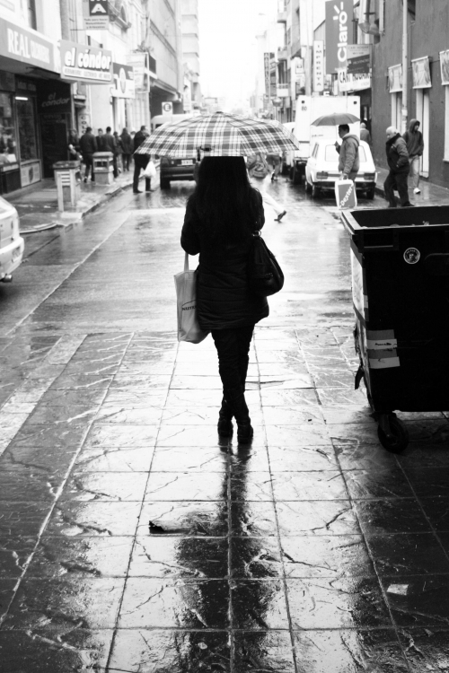 "La chica del paraguas" de Leonardo Gmez