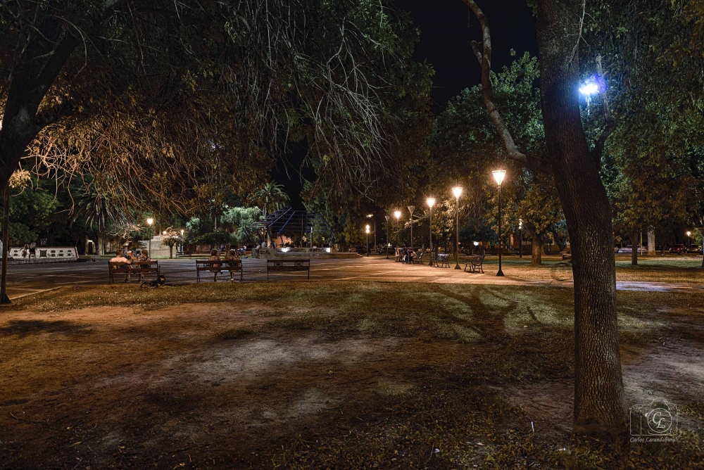 "La Plaza de noche" de Carlos Larandaburu