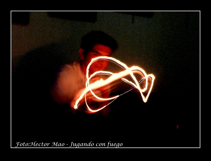 "Jugando con fuego" de Hector Mao